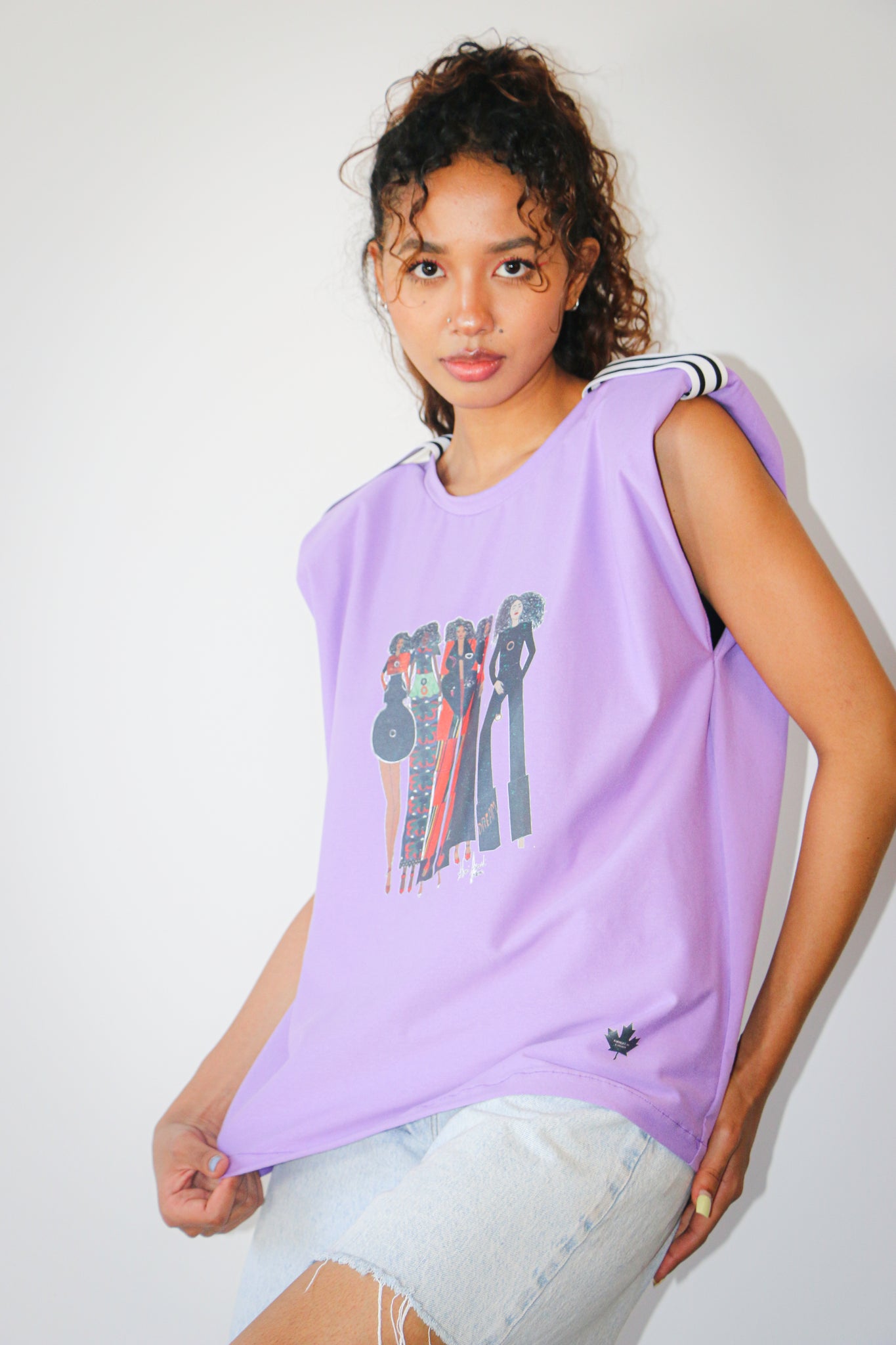 Le Le t-shirt GIRL POWER présente une illustration de la première collection de Moni Amuli Couture. Il met de l'avant le message «Girl Power». Confectionné en coton, il affiche une coupe ample, mais droite avec un classique col rond ,sans manche ,un petit logo cute fabriqué au Canada avec une petite bande rayée à l’épaule et en plus il assure le confort. Ce t-shirt moderne est un incontournable qui s’agencera à toutes vos tenues saison après saison.Il est offert en 3 couleurs.