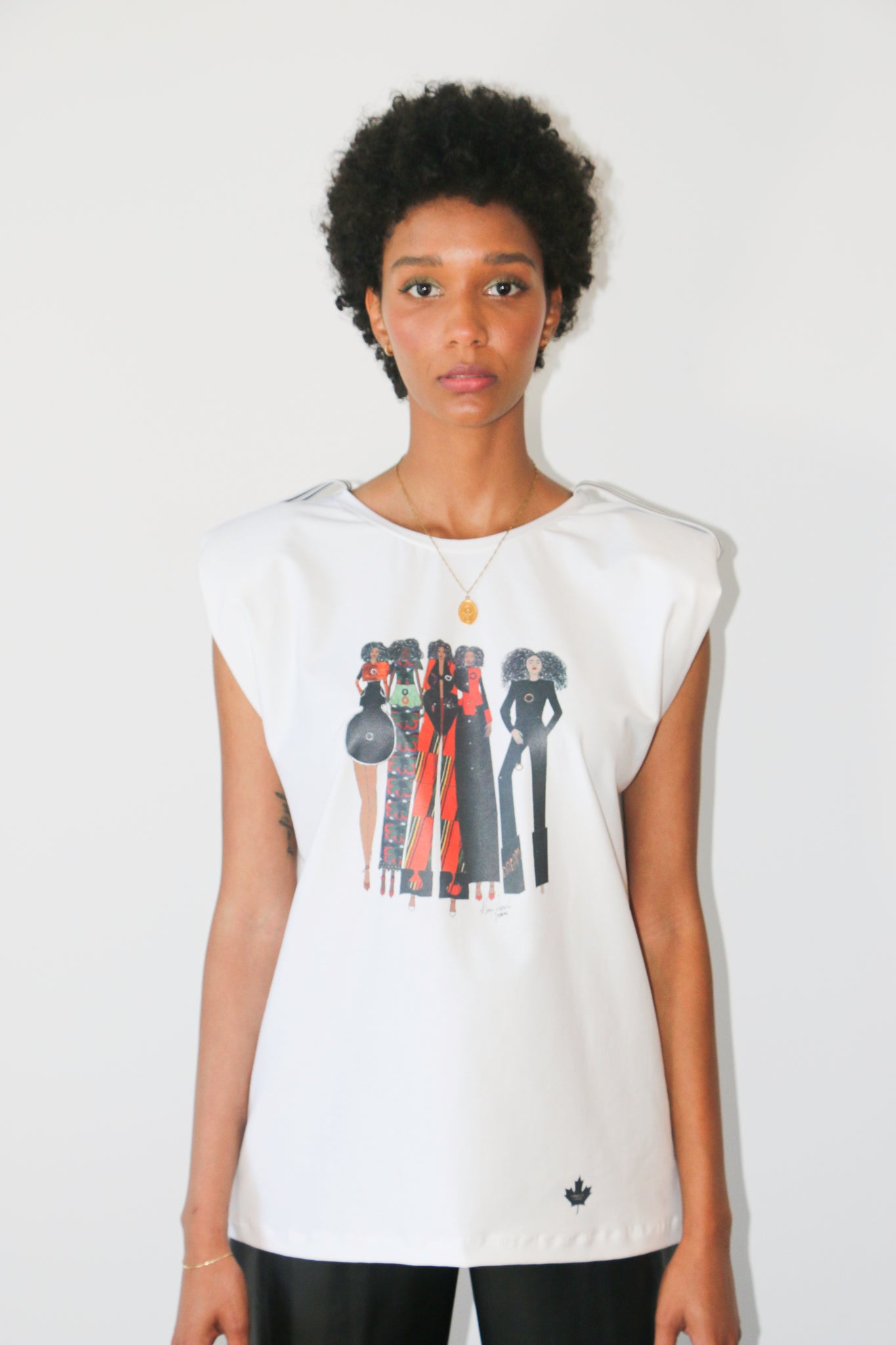 Le Le t-shirt GIRL POWER présente une illustration de la première collection de Moni Amuli Couture. Il met de l'avant le message «Girl Power». Confectionné en coton, il affiche une coupe ample, mais droite avec un classique col rond ,sans manche ,un petit logo cute fabriqué au Canada avec une petite bande rayée à l’épaule et en plus il assure le confort. Ce t-shirt moderne est un incontournable qui s’agencera à toutes vos tenues saison après saison.Il est offert en 3 couleurs.