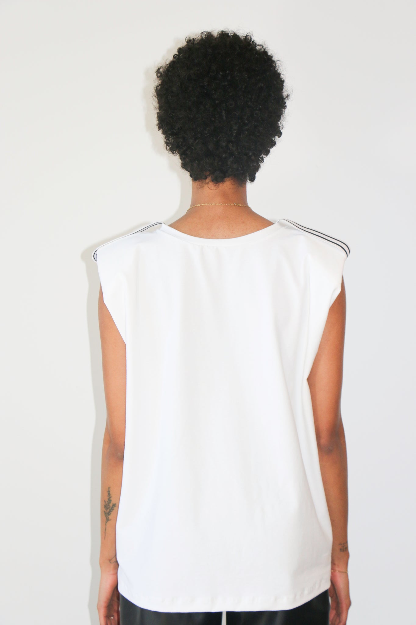 Le Le t-shirt GIRL POWER présente une illustration de la première collection de Moni Amuli Couture. Il met de l'avant le message «Girl Power». Confectionné en coton, il affiche une coupe ample, mais droite avec un classique col rond ,sans manche ,un petit logo cute fabriqué au Canada avec une petite bande rayée à l’épaule et en plus il assure le confort. Ce t-shirt moderne est un incontournable qui s’agencera à toutes vos tenues saison après saison.Il est offert en 3 couleurs.