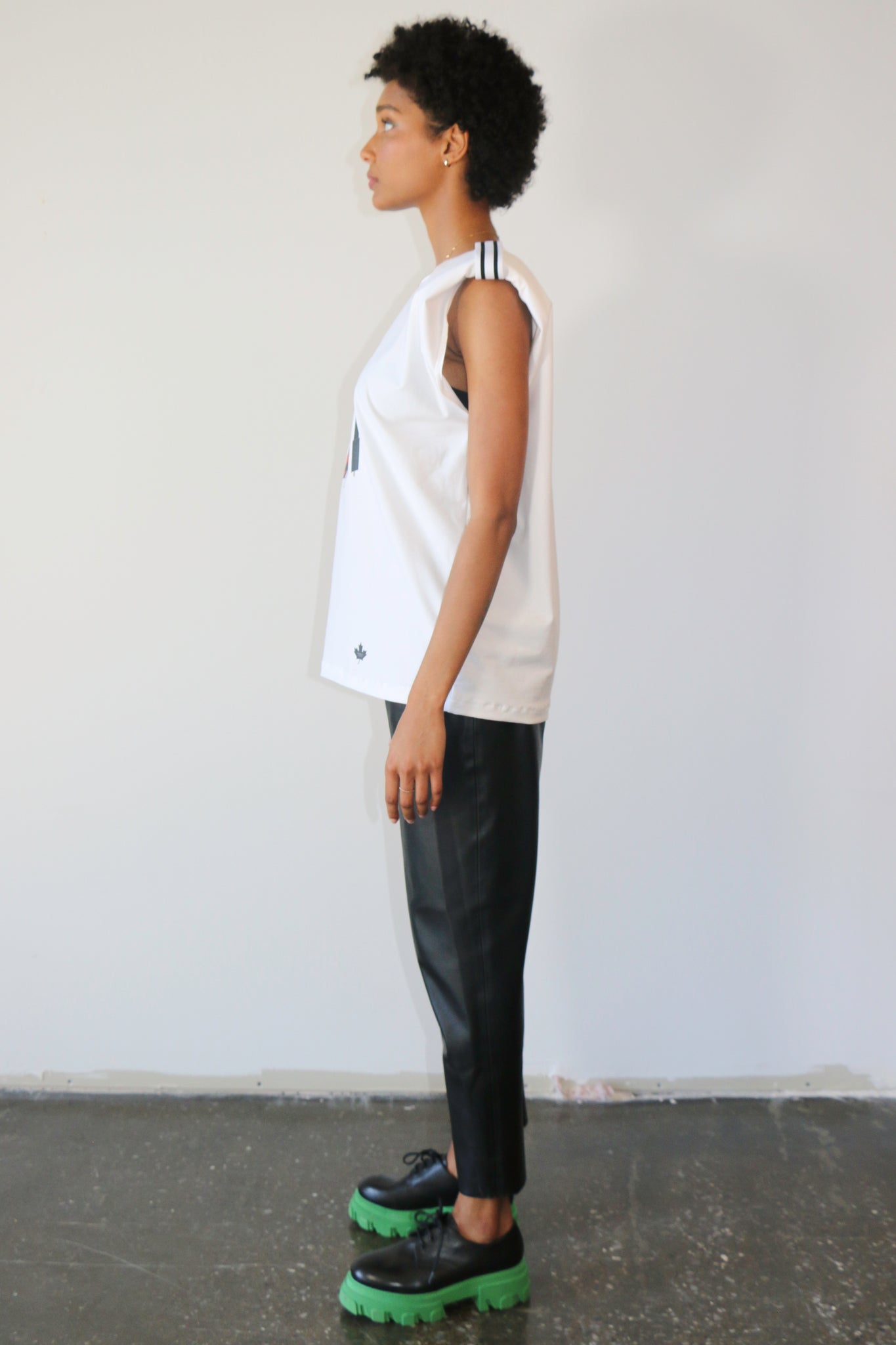 Le Le t-shirt GIRL POWER présente une illustration de la première collection de Moni Amuli Couture. Il met de l'avant le message «Girl Power». Confectionné en coton, il affiche une coupe ample, mais droite avec un classique col rond ,sans manche ,un petit logo cute fabriqué au Canada avec une petite bande rayée à l’épaule et en plus il assure le confort. Ce t-shirt moderne est un incontournable qui s’agencera à toutes vos tenues saison après saison.Il est offert en 3 couleurs.