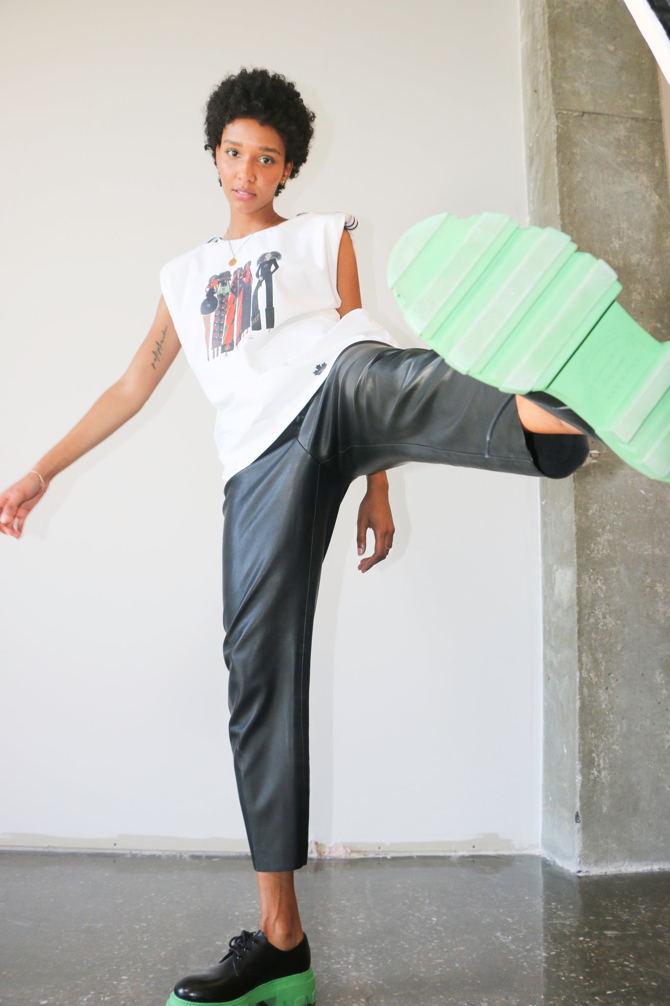 Le Le t-shirt GIRL POWER présente une illustration de la première collection de Moni Amuli Couture. Il met de l'avant le message «Girl Power». Confectionné en coton, il affiche une coupe ample, mais droite avec un classique col rond ,sans manche ,un petit logo cute fabriqué au Canada avec une petite bande rayée à l’épaule et en plus il assure le confort. Ce t-shirt moderne est un incontournable qui s’agencera à toutes vos tenues saison après saison.Il est offert en 3 couleurs.