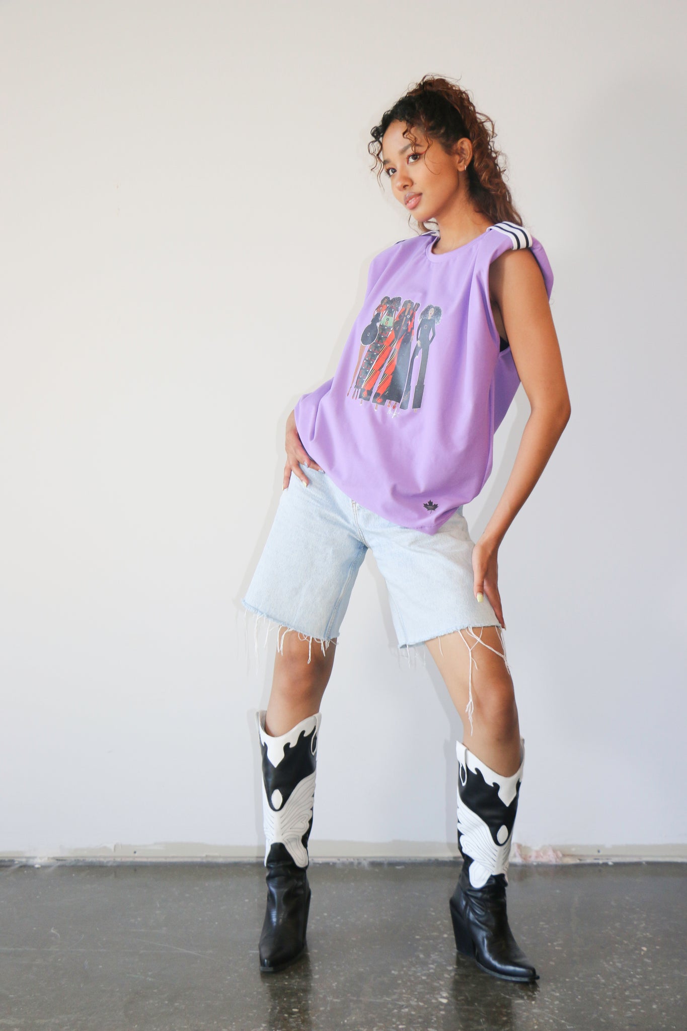 Le Le t-shirt GIRL POWER présente une illustration de la première collection de Moni Amuli Couture. Il met de l'avant le message «Girl Power». Confectionné en coton, il affiche une coupe ample, mais droite avec un classique col rond ,sans manche ,un petit logo cute fabriqué au Canada avec une petite bande rayée à l’épaule et en plus il assure le confort. Ce t-shirt moderne est un incontournable qui s’agencera à toutes vos tenues saison après saison.Il est offert en 3 couleurs.