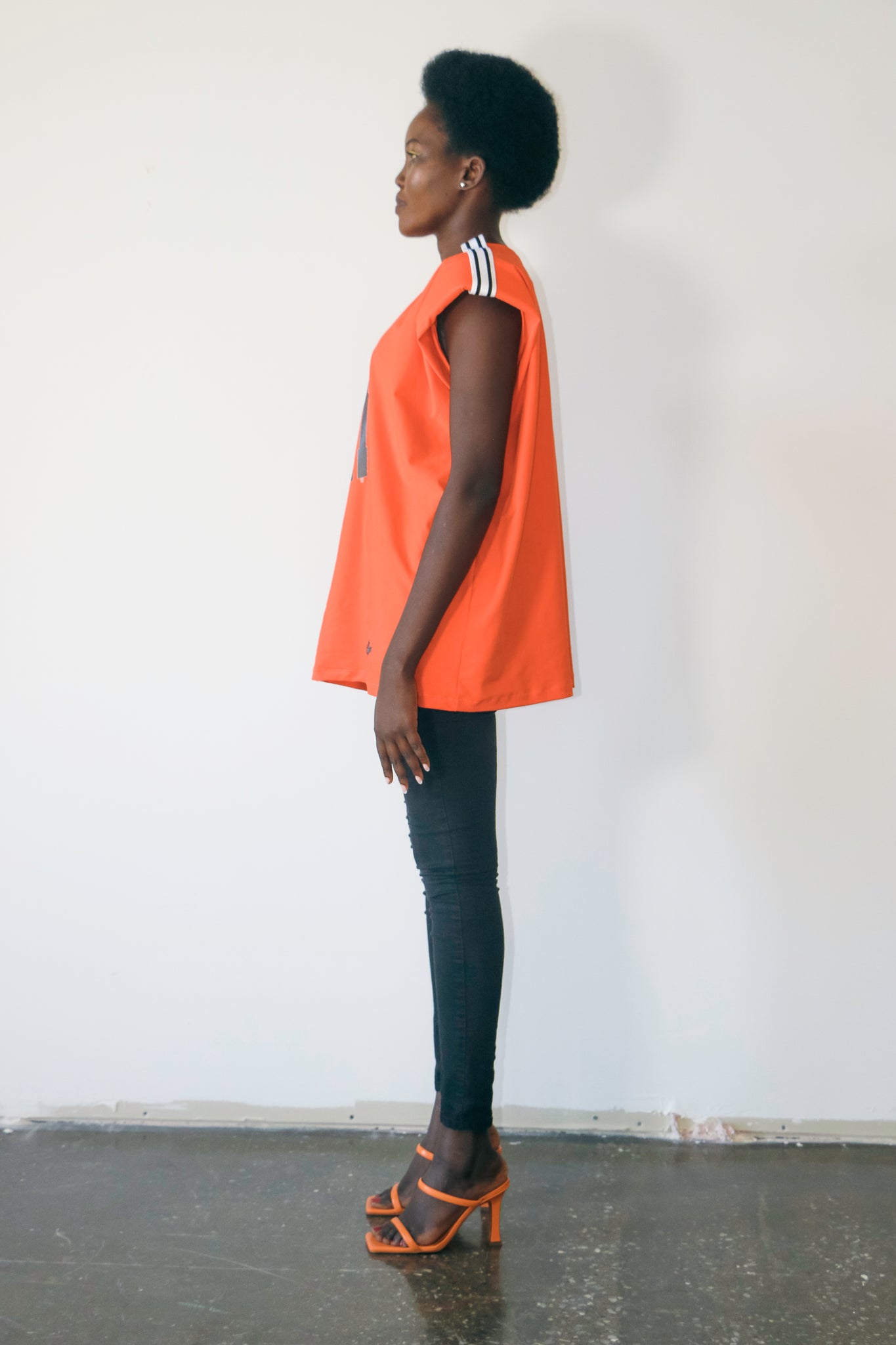 Le Le t-shirt GIRL POWER présente une illustration de la première collection de Moni Amuli Couture. Il met de l'avant le message «Girl Power». Confectionné en coton, il affiche une coupe ample, mais droite avec un classique col rond ,sans manche ,un petit logo cute fabriqué au Canada avec une petite bande rayée à l’épaule et en plus il assure le confort. Ce t-shirt moderne est un incontournable qui s’agencera à toutes vos tenues saison après saison.Il est offert en 3 couleurs.