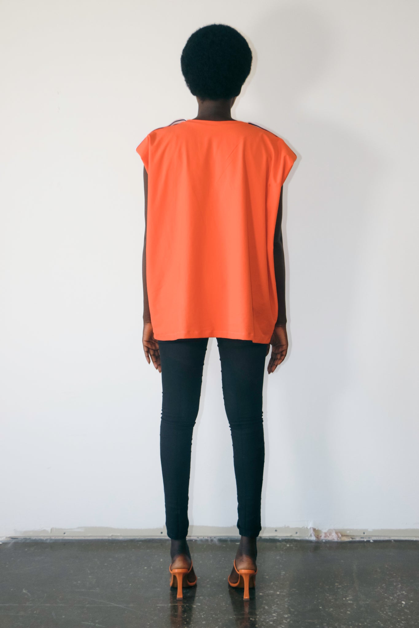 Le Le t-shirt GIRL POWER présente une illustration de la première collection de Moni Amuli Couture. Il met de l'avant le message «Girl Power». Confectionné en coton, il affiche une coupe ample, mais droite avec un classique col rond ,sans manche ,un petit logo cute fabriqué au Canada avec une petite bande rayée à l’épaule et en plus il assure le confort. Ce t-shirt moderne est un incontournable qui s’agencera à toutes vos tenues saison après saison.Il est offert en 3 couleurs.