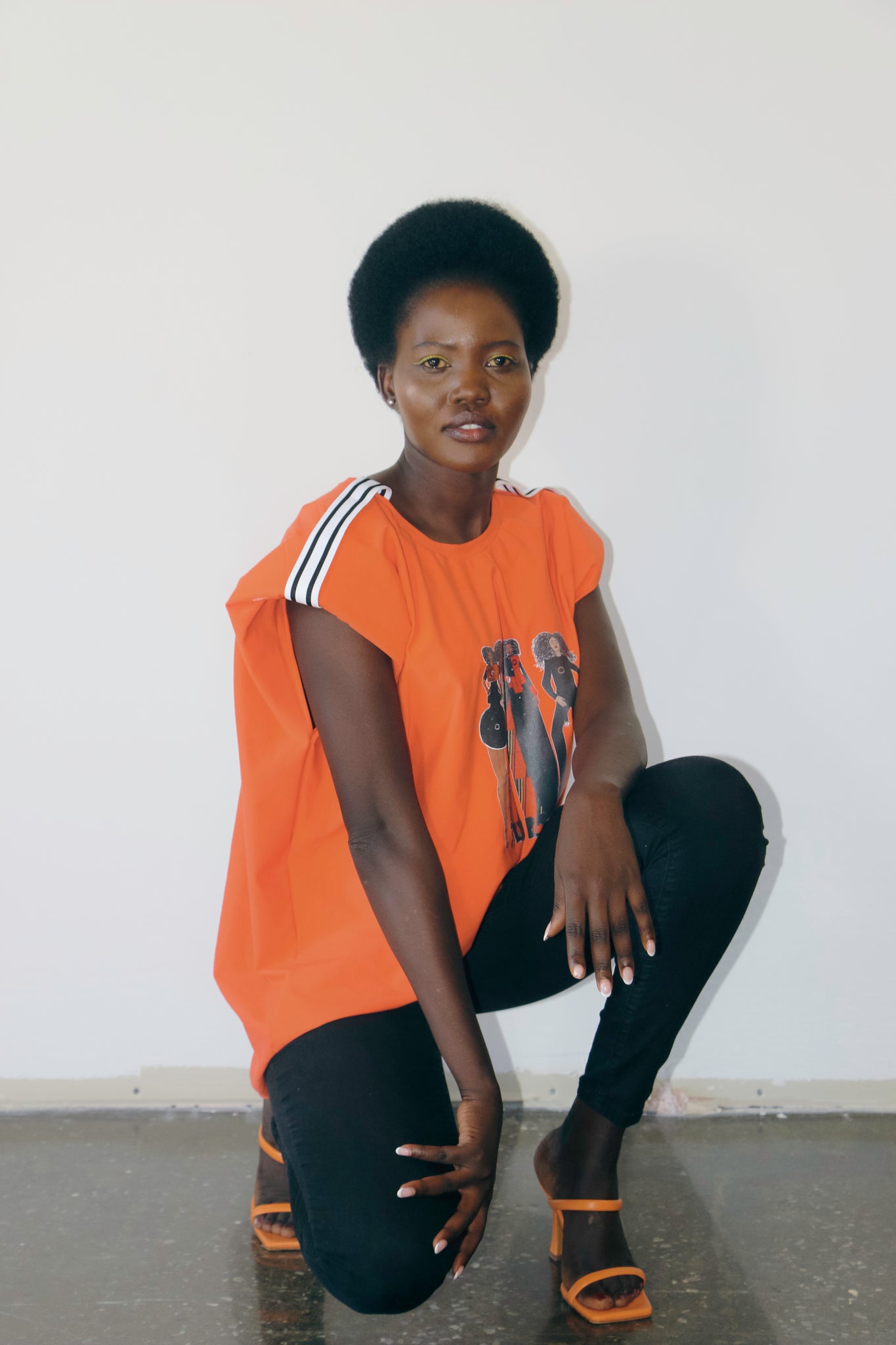 Le Le t-shirt GIRL POWER présente une illustration de la première collection de Moni Amuli Couture. Il met de l'avant le message «Girl Power». Confectionné en coton, il affiche une coupe ample, mais droite avec un classique col rond ,sans manche ,un petit logo cute fabriqué au Canada avec une petite bande rayée à l’épaule et en plus il assure le confort. Ce t-shirt moderne est un incontournable qui s’agencera à toutes vos tenues saison après saison.Il est offert en 3 couleurs.