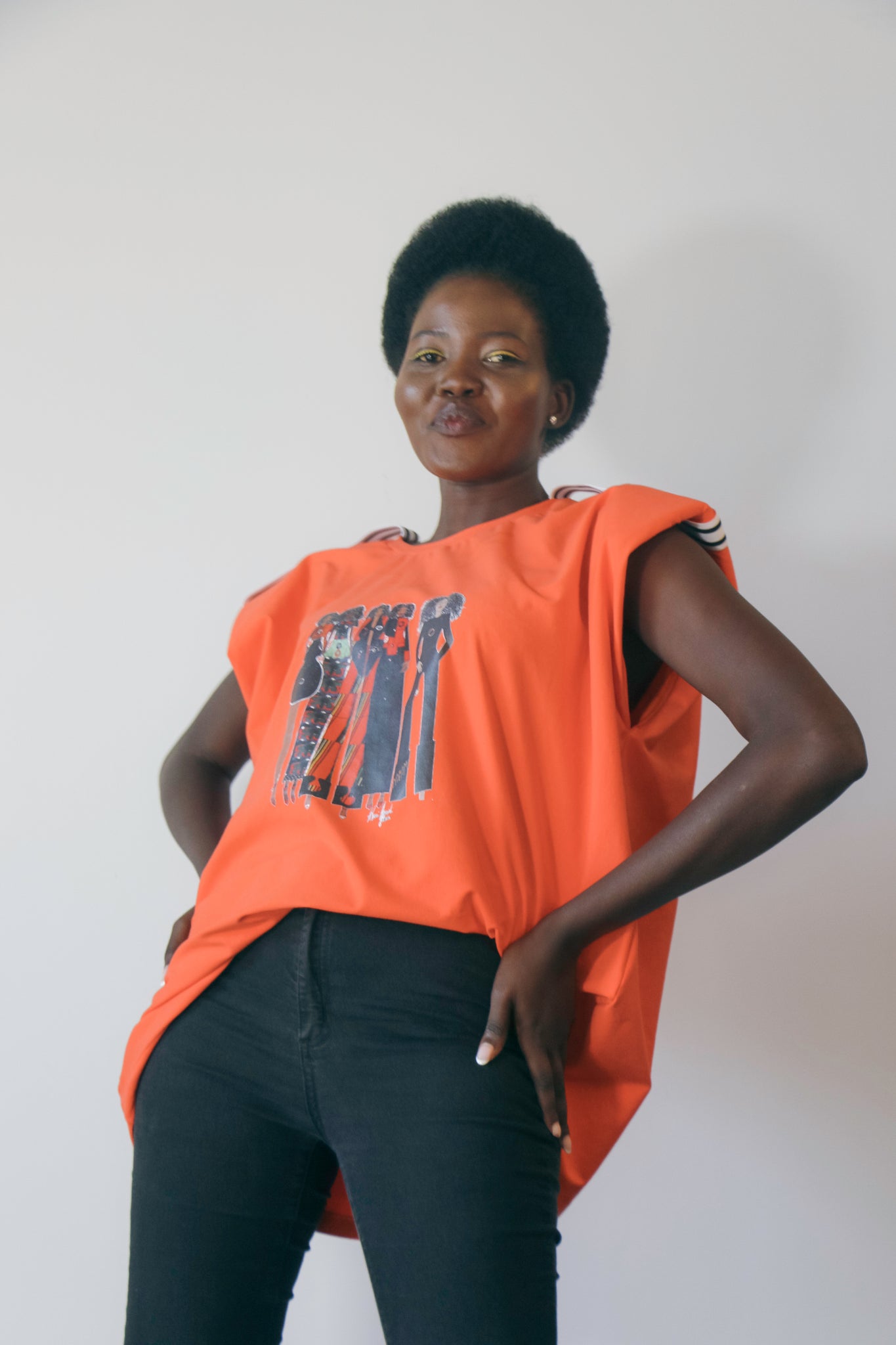 Le Le t-shirt GIRL POWER présente une illustration de la première collection de Moni Amuli Couture. Il met de l'avant le message «Girl Power». Confectionné en coton, il affiche une coupe ample, mais droite avec un classique col rond ,sans manche ,un petit logo cute fabriqué au Canada avec une petite bande rayée à l’épaule et en plus il assure le confort. Ce t-shirt moderne est un incontournable qui s’agencera à toutes vos tenues saison après saison.Il est offert en 3 couleurs.